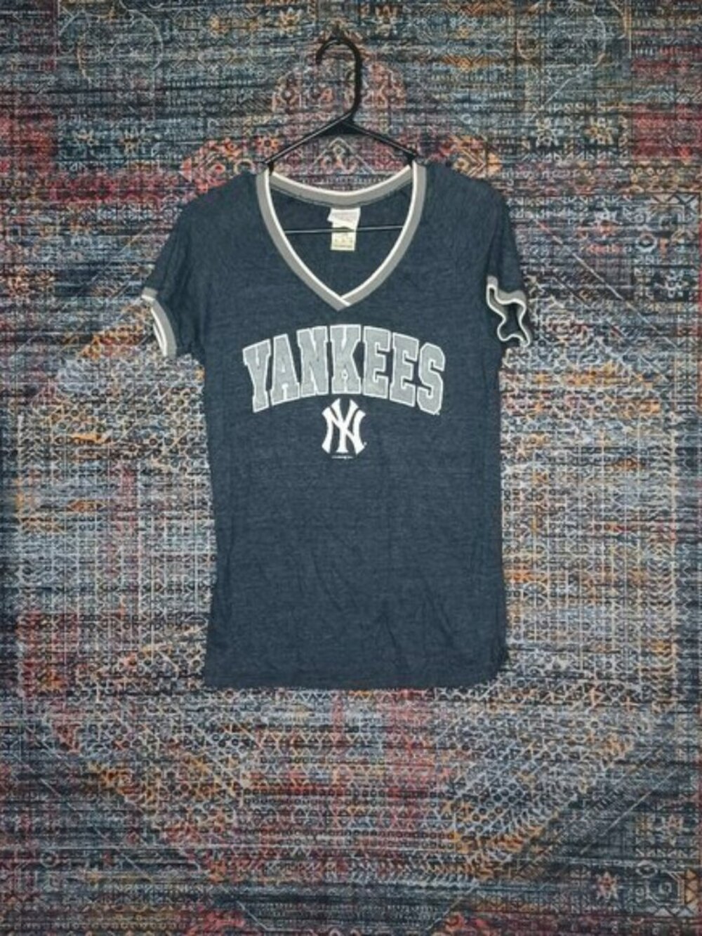 5th & Ocean womens heathered navy New York Yankees vneck MLB tee M